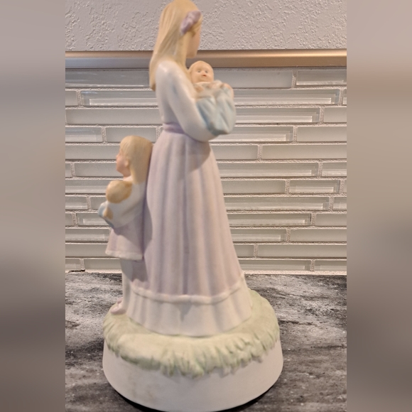 US Gallery of Art "Mary Anne" 1984 Mother Baby Child Music Box Porcelain Figure - Picture 4 of 6